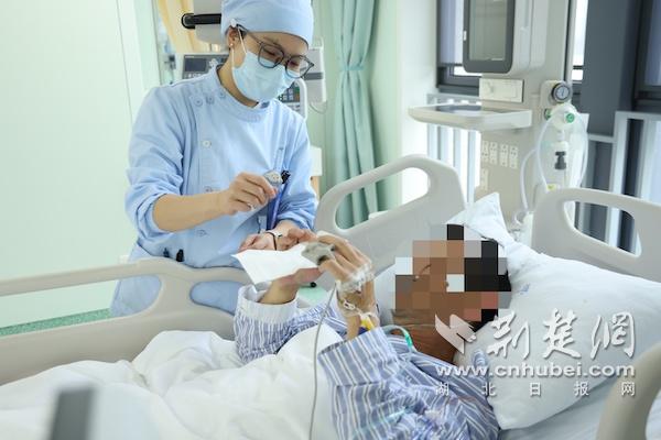 男子酒后“胃痛”竟是心梗  医护人员“生死时速”抢救挽回生命