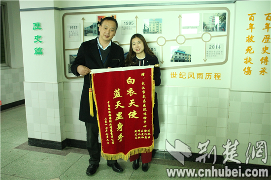 武昌医院院长  接受锦旗。实习生 王茹雪 摄.jpg
