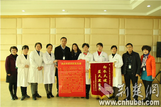 旅游公司工作人员与救人护士合影。实习生 王茹雪 摄.jpg
