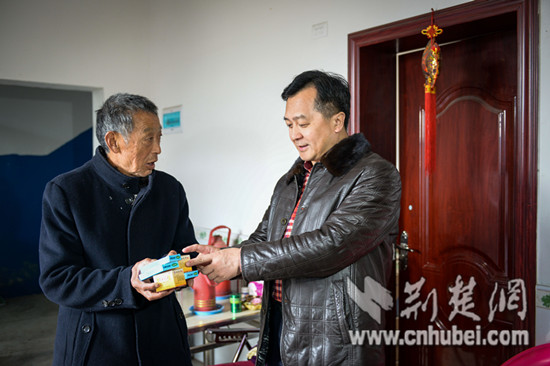 万红慧书记登门探望刘五一一家1_副本.jpg