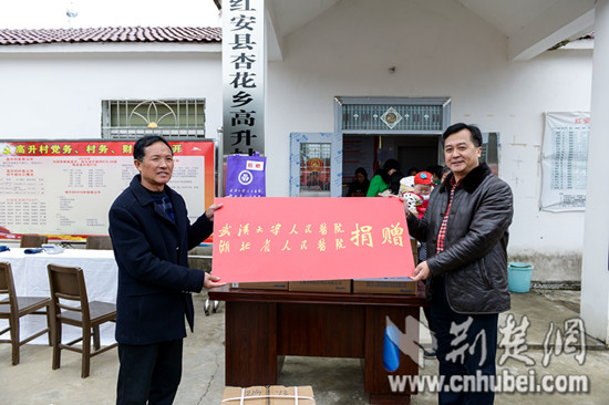 万红慧书记代表医院为当地村卫生室捐赠了5万多元的医疗器材和药品2_副本.jpg