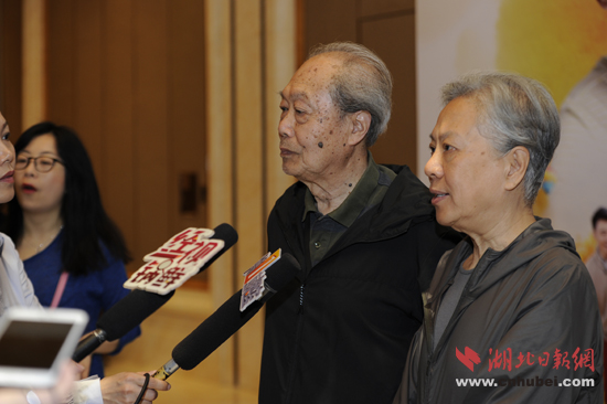 话剧院两老接受媒体采访 2.jpg