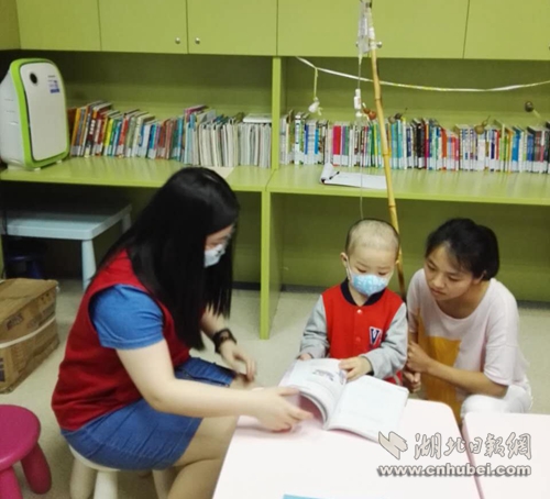 打吊瓶看书.jpg