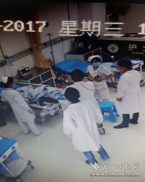 湖北省中医院监控视频显示，护士用腹部捂暖血包.jpg