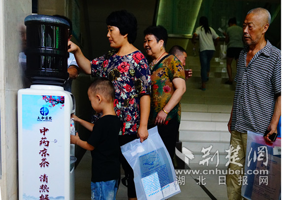 8月6日起，十堰市太和医院在院区内开展免费赠饮自制中药解暑凉茶公益活动，无微不至的关爱燃爆活动现场，受到广大患者和职工的好评。DSC06704副本_副本.jpg
