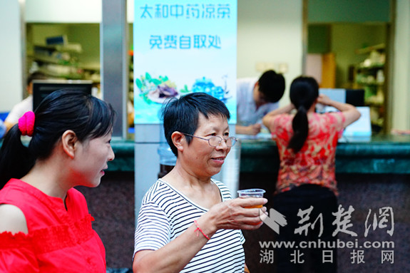 8月6日起，十堰市太和医院在院区内开展免费赠饮自制中药解暑凉茶公益活动，无微不至的关爱燃爆活动现场，受到广大患者和职工的好评。20180806151015_副本.jpg