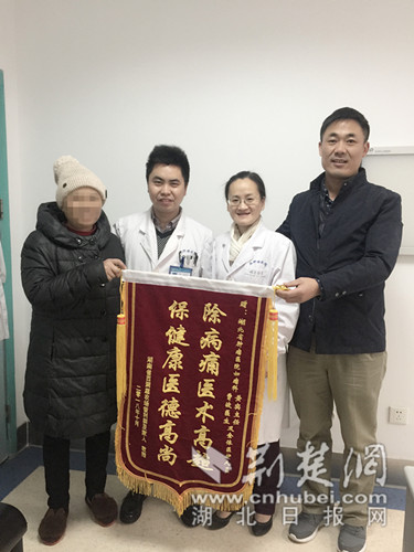 曾大姐（左一）向医生赠送锦旗_副本.jpg